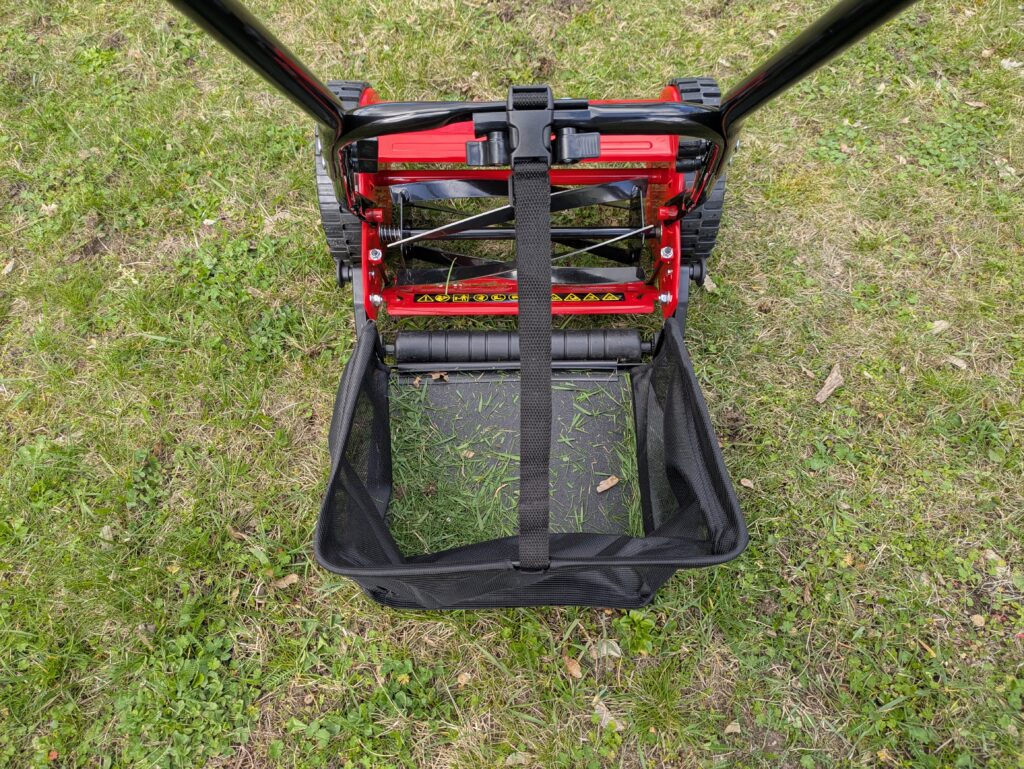 COSTWAY SF6533DE Spindelmäher mit Gras im Korb von hinten
