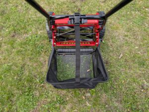 COSTWAY SF6533DE Spindelmäher mit Gras im Korb von hinten