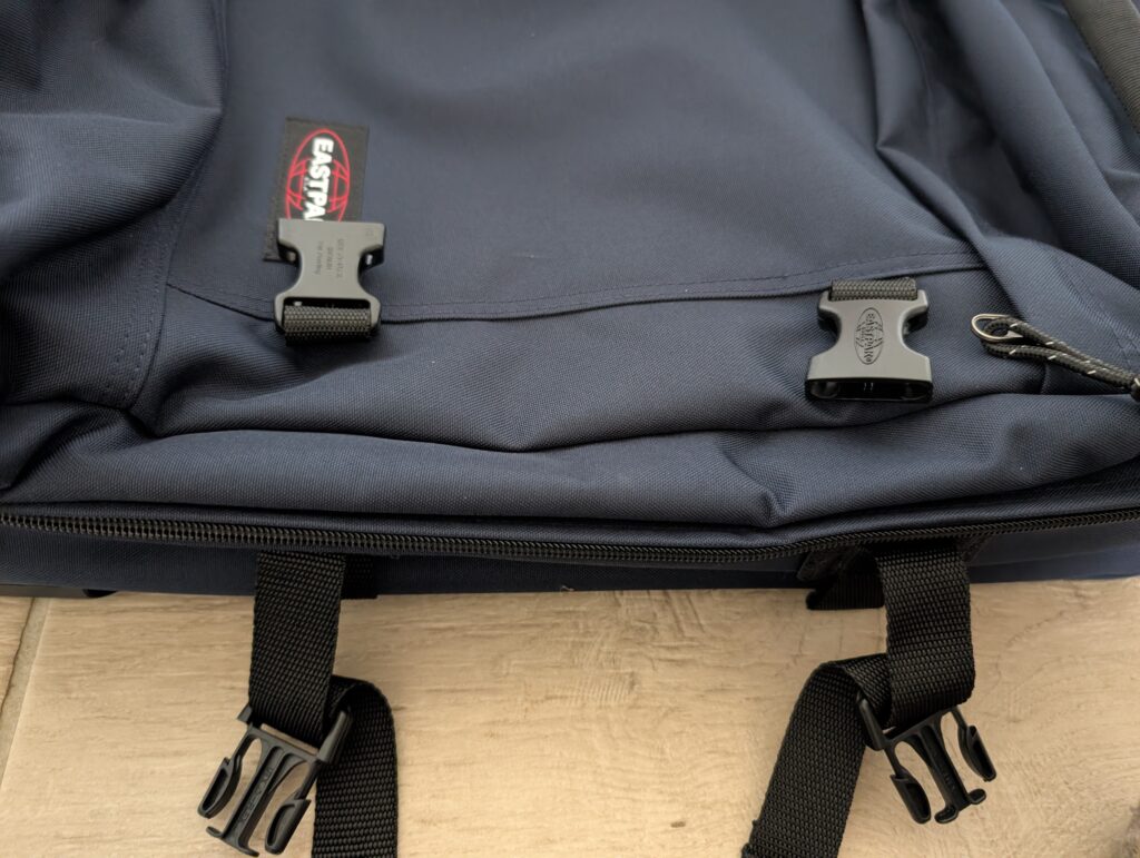 EASTPAK TRANVERZ S Koffer Kompressionsgurte mit Schnallen