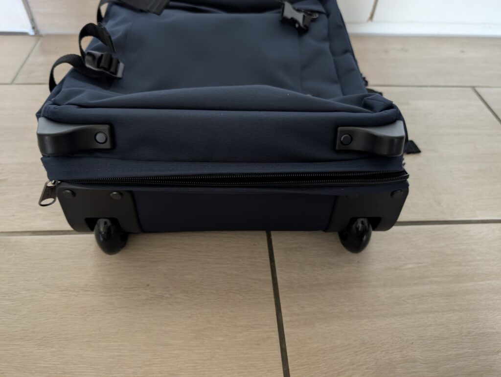EASTPAK TRANVERZ S Koffer Rollen und Standfüße