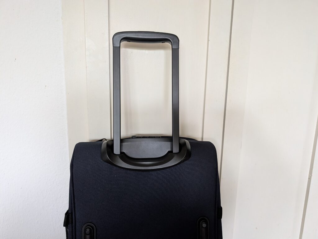 EASTPAK TRANVERZ S Koffer Teleskopgriff halb ausgezogen