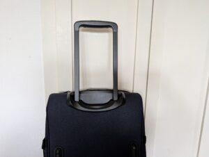 EASTPAK TRANVERZ S Koffer Teleskopgriff halb ausgezogen