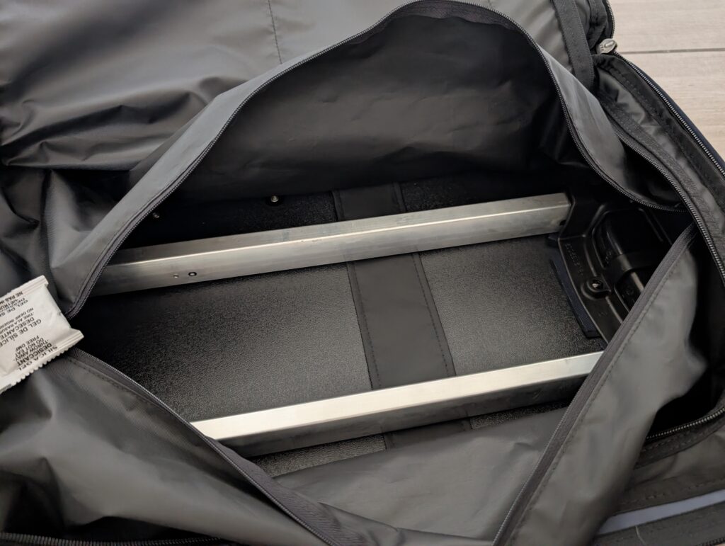 EASTPAK TRANVERZ S Koffer Wartungszugang geöffnet