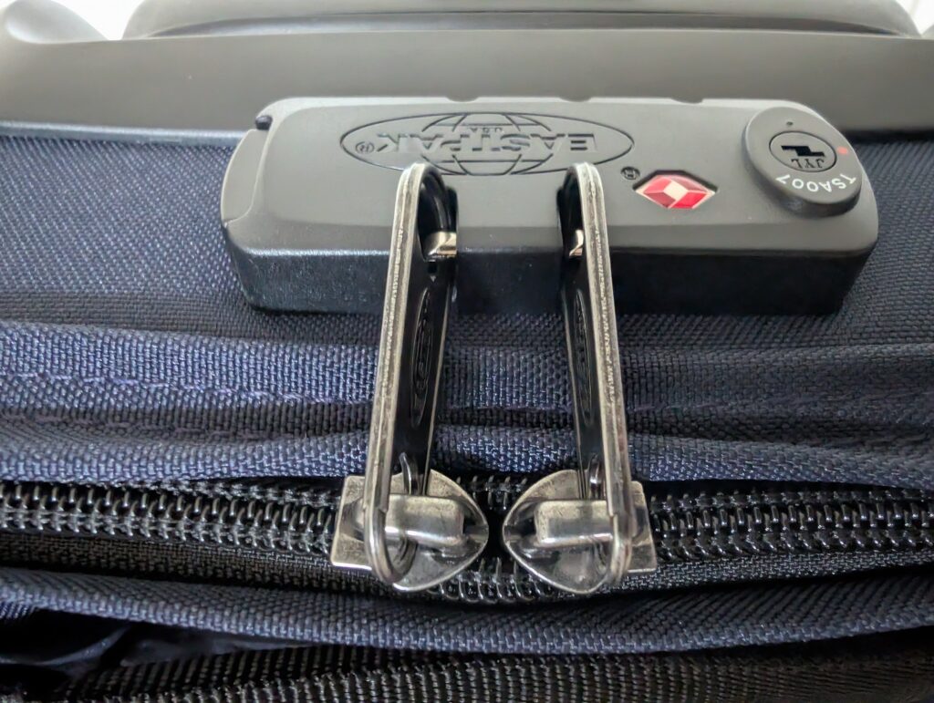 EASTPAK TRANVERZ S Koffer Zipper im Schloss