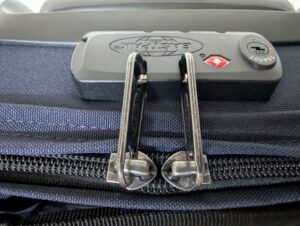 EASTPAK TRANVERZ S Koffer Zipper im Schloss
