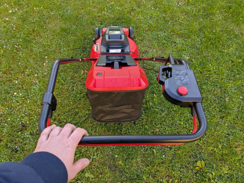 Einhell GC-EM 1742 Elektro-Rasenmäher beim Schieben