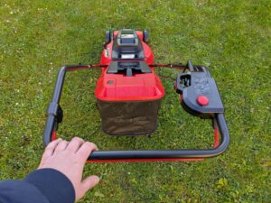 Einhell GC-EM 1742 Elektro-Rasenmäher beim Schieben