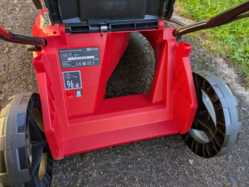 Einhell GC-EM 1742 Elektro-Rasenmäher von hinten mit offener Klappe