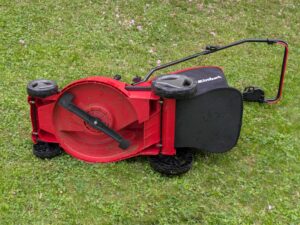 Einhell GC-EM 1742 Elektro-Rasenmäher von unten mit Fangkorb