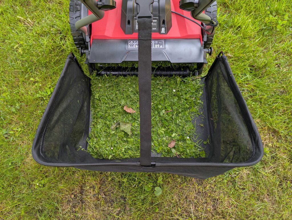 Einhell GE-HM 1838 Spindelmäher mit gefüllten Korb