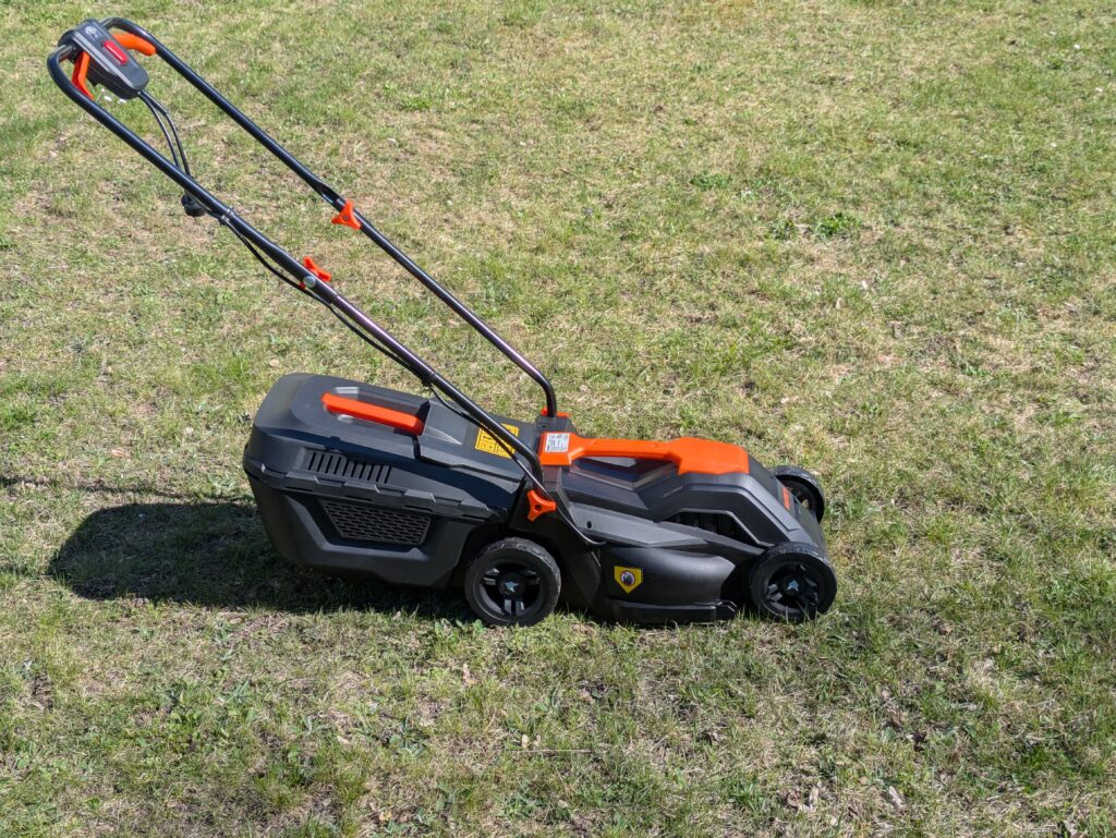 FUXTEC FX-RME33 Elektro-Rasenmäher im Gras