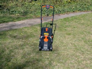 FUXTEC FX-RME33 Elektro-Rasenmäher im Gras (2)