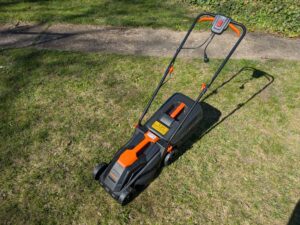 FUXTEC FX-RME33 Elektro-Rasenmäher im Gras (3)