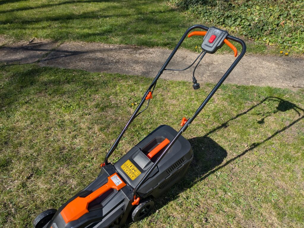FUXTEC FX-RME33 Elektro-Rasenmäher im Gras (4)