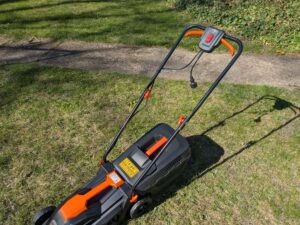 FUXTEC FX-RME33 Elektro-Rasenmäher im Gras (4)