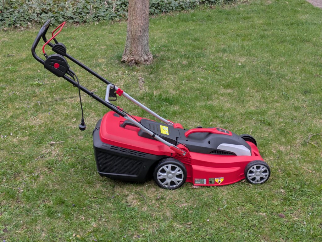 Hecht 1844 Elektro-Rasenmäher im Gras