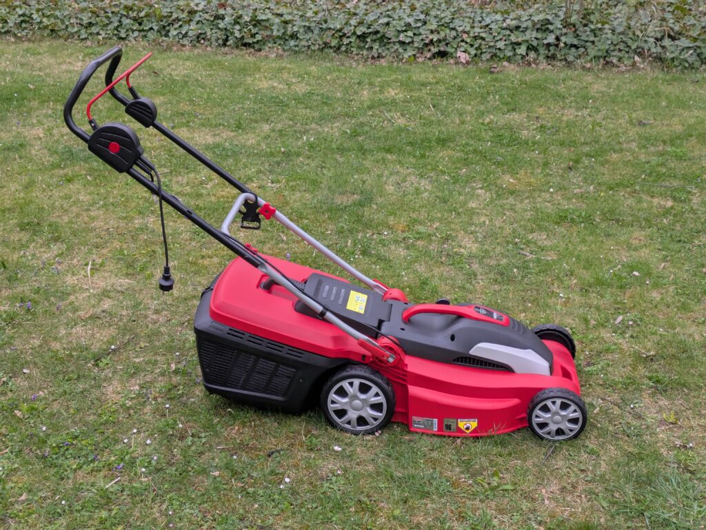 Hecht 1844 Elektro-Rasenmäher im Gras (2)