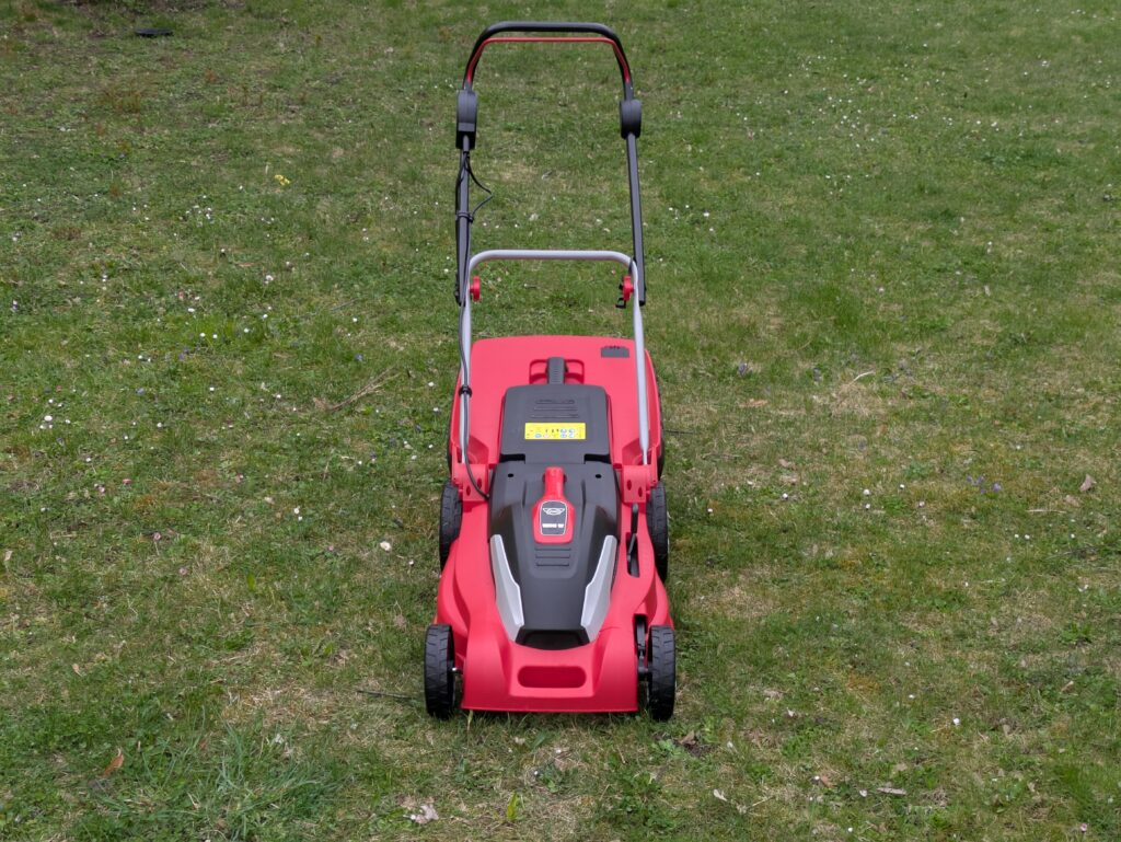 Hecht 1844 Elektro-Rasenmäher im Gras (3)
