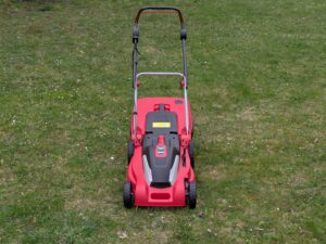 Hecht 1844 Elektro-Rasenmäher im Gras (3)
