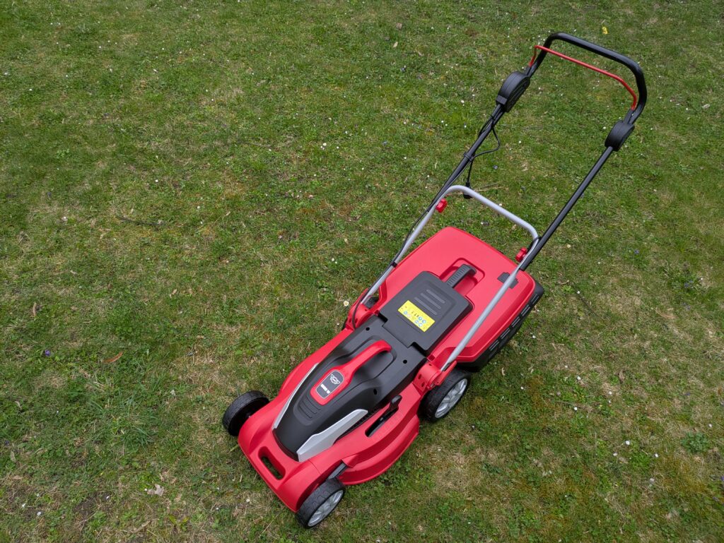Hecht 1844 Elektro-Rasenmäher im Gras (4)