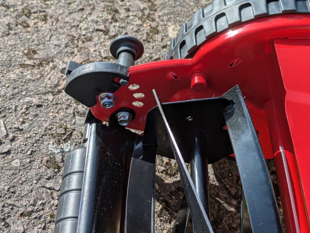 Höhenverstellung des WOLF Garten TT300S Spindelmähers