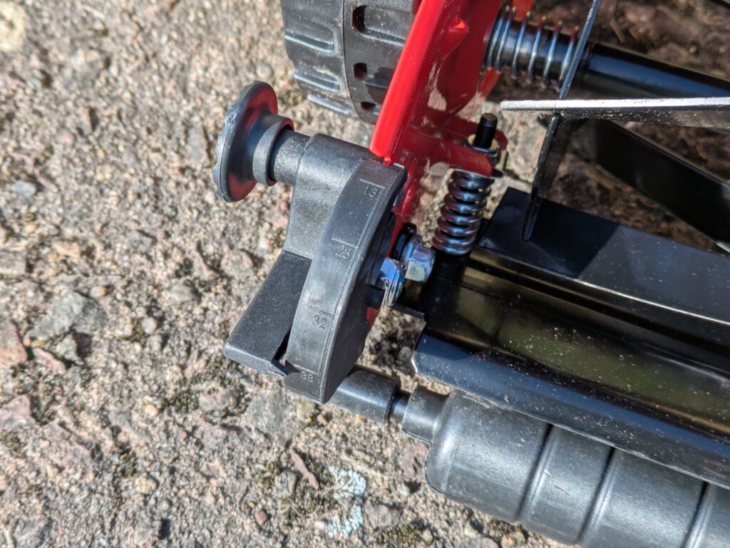 Höhenverstellung des WOLF Garten TT300S Spindelmähers (2)