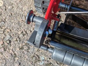 Höhenverstellung des WOLF Garten TT300S Spindelmähers (2)