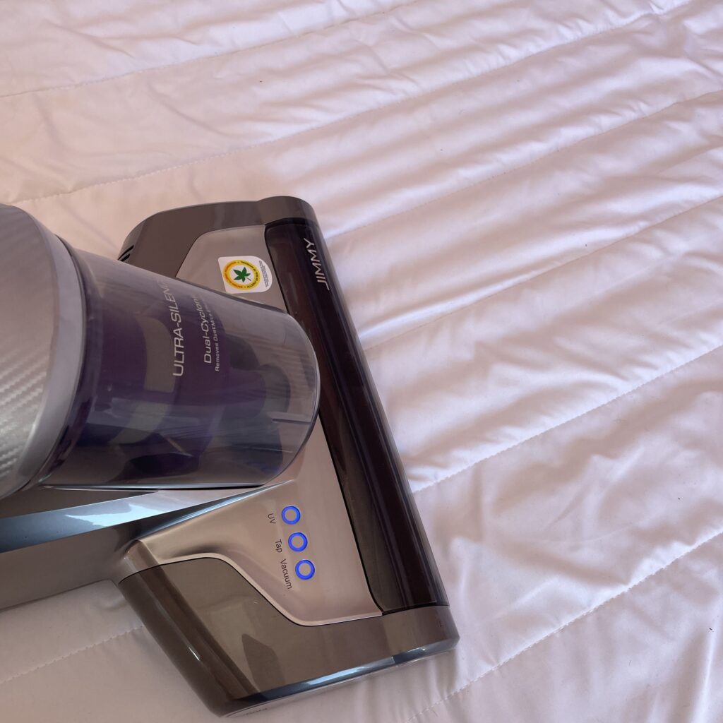 Jimmy JV35 UV Milbensauger auf der Matratze
