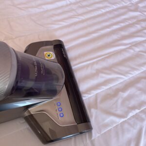 Jimmy JV35 UV Milbensauger auf der Matratze