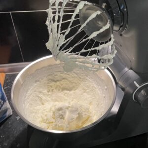 Kenwood Multi Tasker Küchenmaschine Sahne