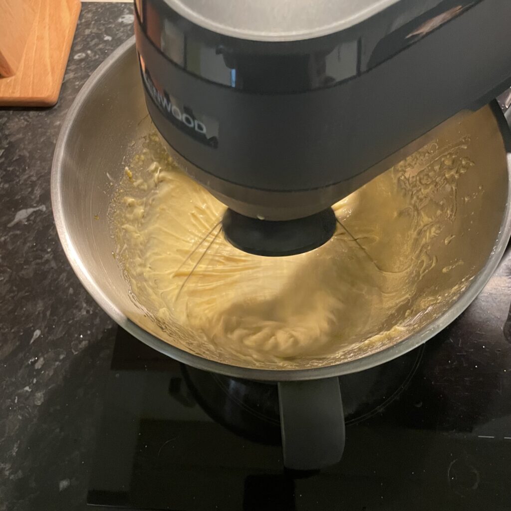 Kenwood Multi Tasker Küchenmaschine Teig rühren