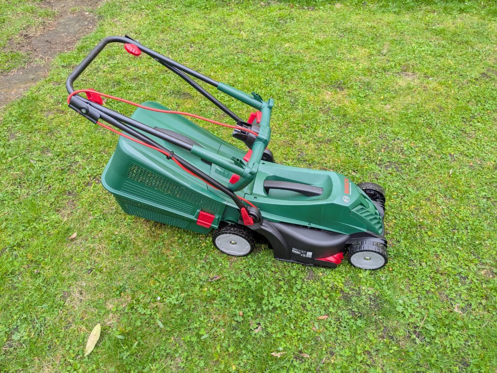 Bosch UniversalRotak 34-405 Elektro-Rasenmäher zusammengeklappt