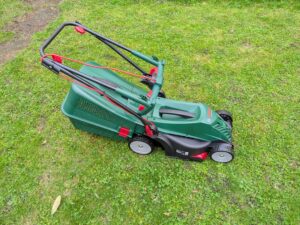 Bosch UniversalRotak 34-405 Elektro-Rasenmäher zusammengeklappt