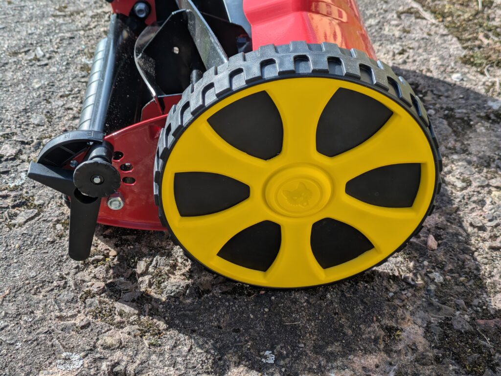 Räder des WOLF Garten TT300S Spindelmähers