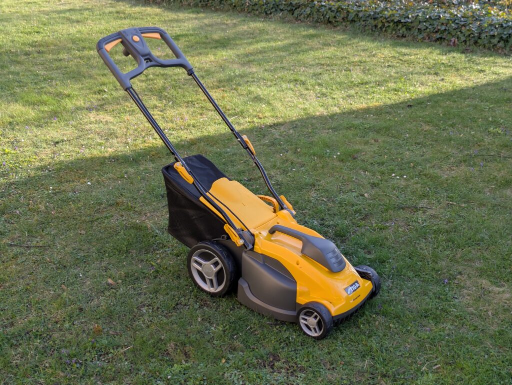 STIGA COMBI 340c Elektro Elektro-Rasenmäher im Gras