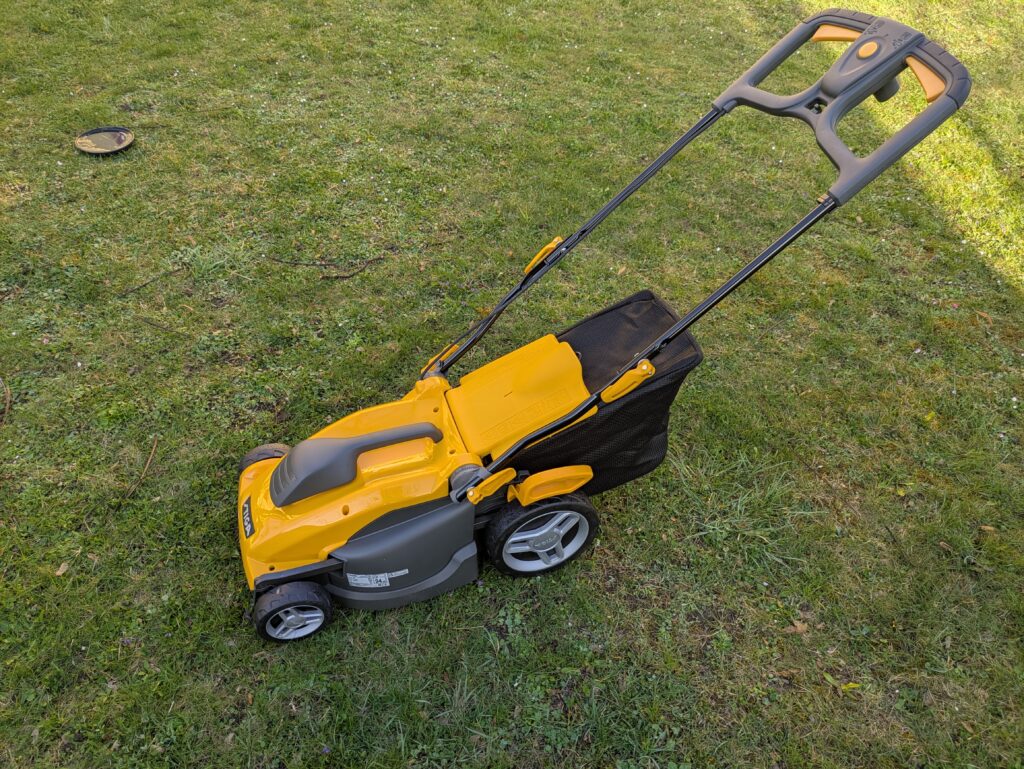 STIGA COMBI 340c Elektro Elektro-Rasenmäher im Gras (3)