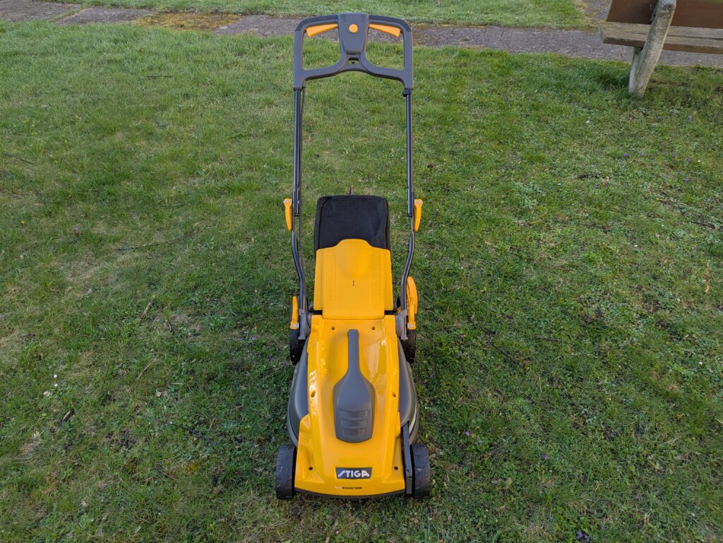 STIGA COMBI 340c Elektro Elektro-Rasenmäher im Gras (4)