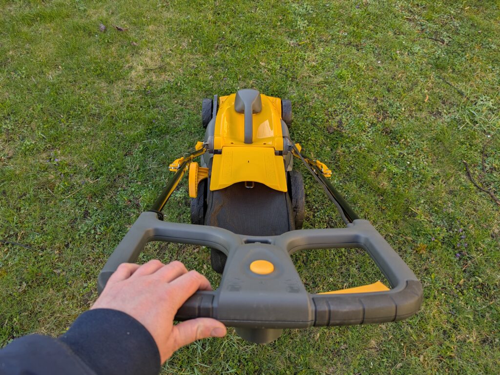 STIGA COMBI 340c Elektro Elektro-Rasenmäher in Benutzung