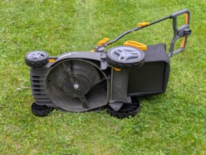 STIGA COMBI 340c Elektro Elektro-Rasenmäher von unten mit Fangkorb
