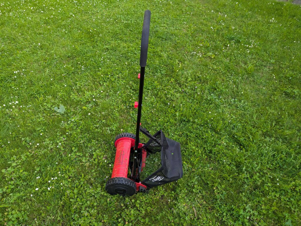 Scheppach SPM300 Spindelmäher mit Gras (2)