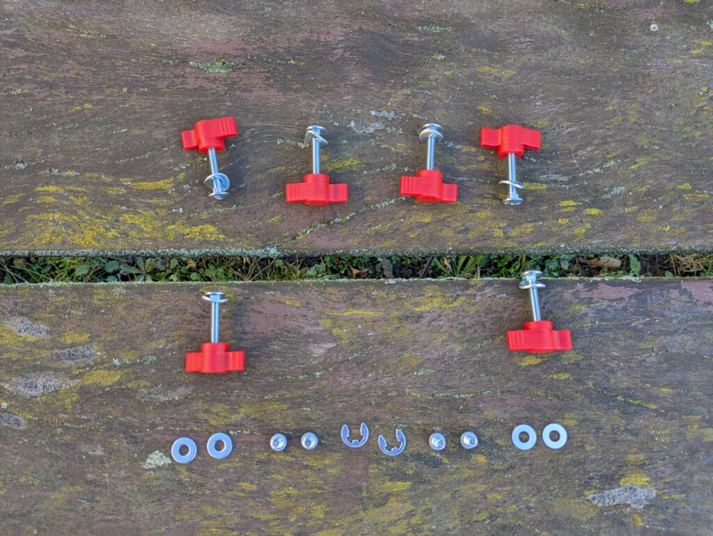 Schrauben des Spindelmäher HECHT 514 Spindelmähers ausgepackt