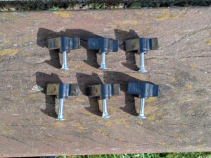 Schrauben des WOLF Garten TT300S Spindelmäher entpackt