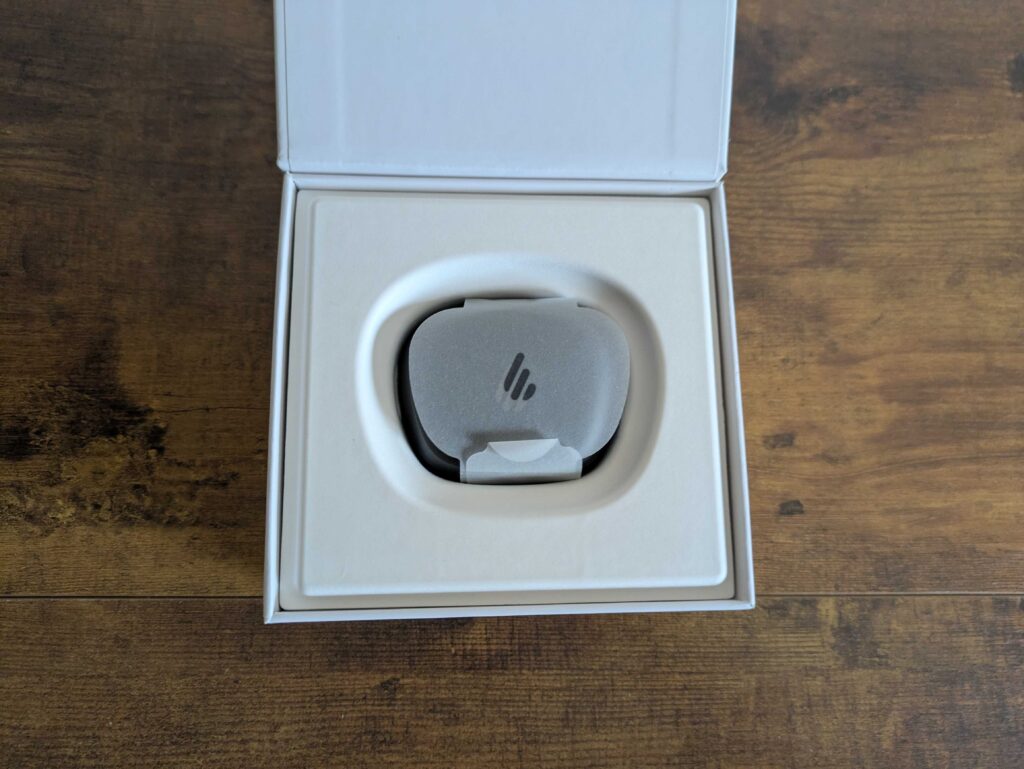Verpackung der Edifier NeoBuds Planar In-Ear-Kopfhörer geöffnet