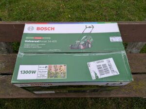 Verpackung des Bosch UniversalRotak 34-405 Elektro-Rasenmäher von oben