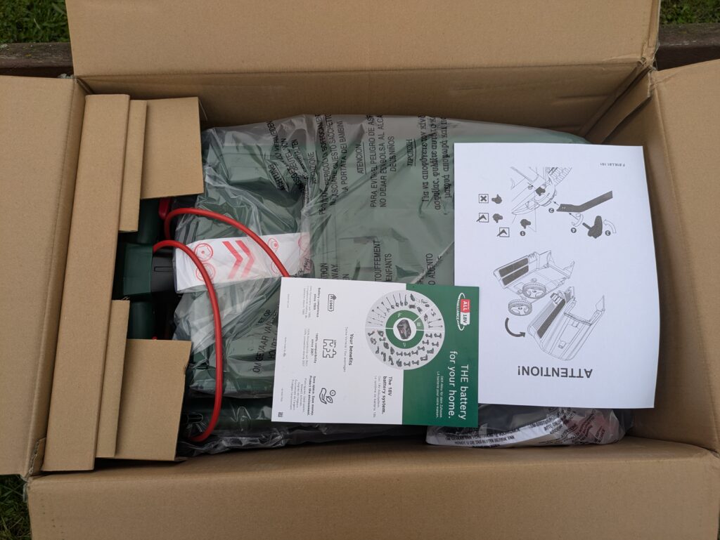 Verpackung des Bosch UniversalRotak 34-405 Elektro-Rasenmähers geöffnet