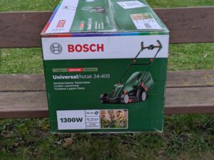 Verpackung des Bosch UniversalRotak 34-405 Elektro-Rasenmähers von der Seite