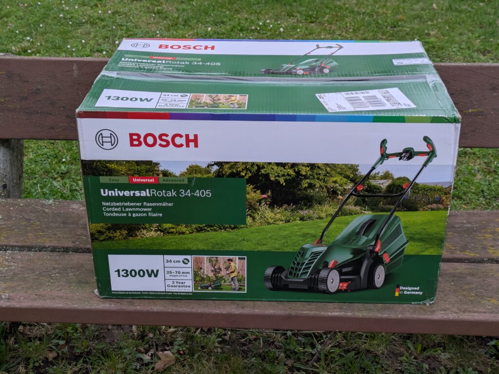Verpackung des Bosch UniversalRotak 34-405 Elektro-Rasenmähers von vorne