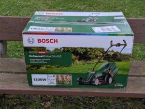 Verpackung des Bosch UniversalRotak 34-405 Elektro-Rasenmähers von vorne