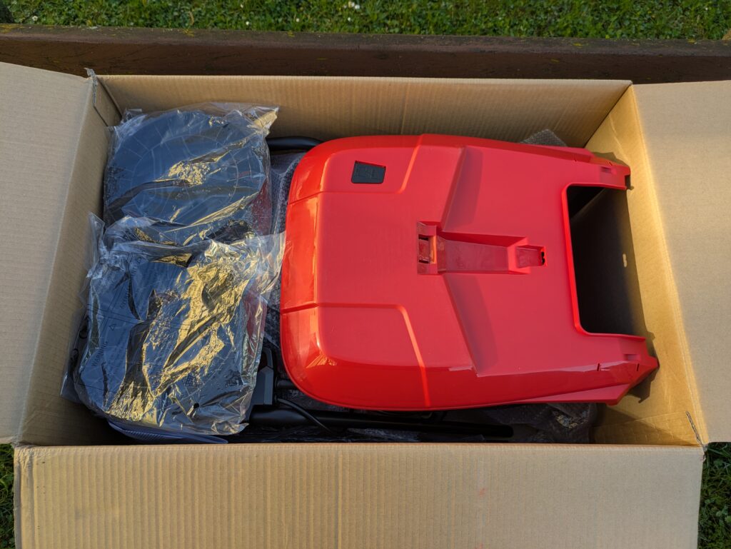 Verpackung des Einhell GC-EM 1742 Elektro-Rasenmähers geöffnet