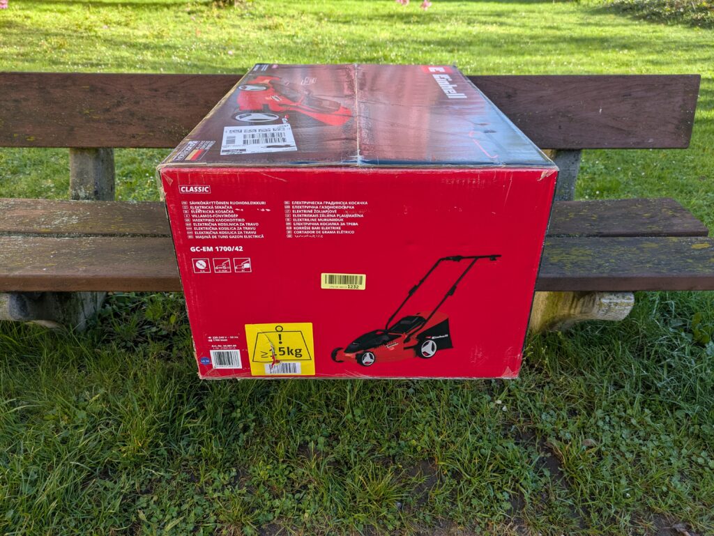 Verpackung des Einhell GC-EM 1742 Elektro-Rasenmähers von der Seite